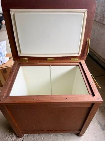 DECORATIVE WOODEN ICE CHEST/COOLER 1