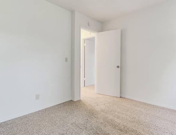 $1,400 / 2br - 12 Mins to Downtown Portland + Holly Farm Skate Park, Updated Carpet (Portland)63867270063875121