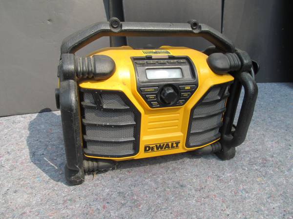 DEWALT 20 VOLT JOB SITE RADIO CHARGER 1