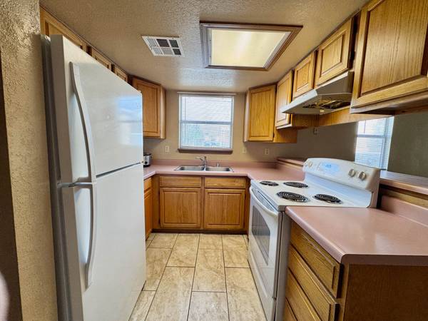 $1,200 / 1br - 900ft2 - Clean townhouse with big yard, lots of light (Las cruces)64047885672451121