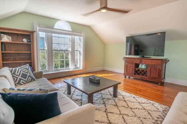 $1,320 / 1br - 1037ft2 - Don't miss your opportunity to preview this charming 3rd floor unit64016104792066124