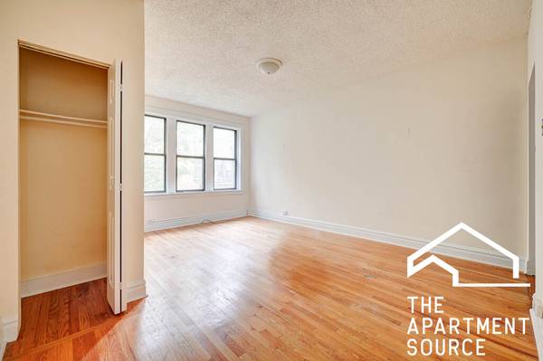 $1,550 / 2br - 🏡 Steps from the Park | Modern Kitchen + Pets Welcome! Sunlight! (Humboldt Park)63960012689282123