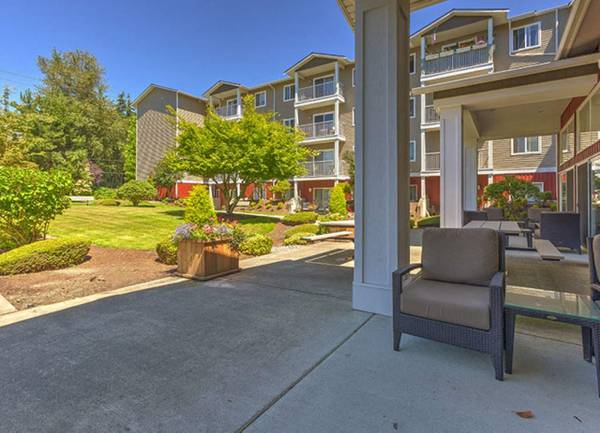 $1,694 / 2br - Refrigerator, Carpeting, Some Paid Utilities (9615 Holly Drive, Everett, WA)63688278432003120