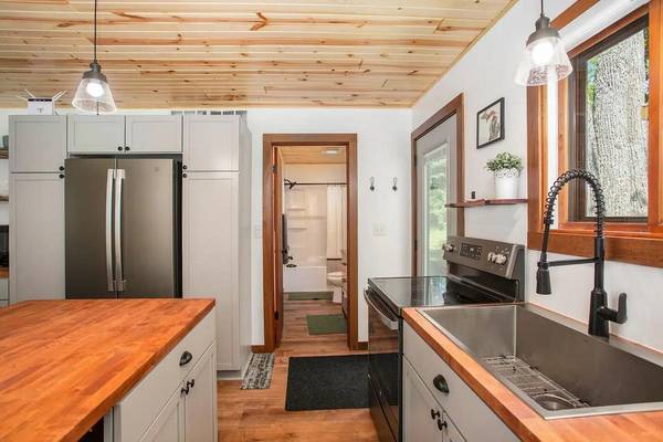 $259,900 Charming cabin on the Pere Marquette River!! 2.07 Acres (Idlewild)64037723885699123