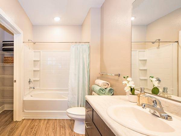 $1,679 / 2br - 1040ft2 - Modern Kitchens, Spacious Layouts, Business Center with iMacs64015946218371124
