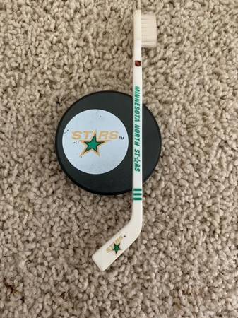 Minnesota North Stars Tooth Brush and Holder 1