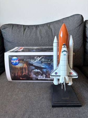NASA Space Shuttle - Commemorative Model 1