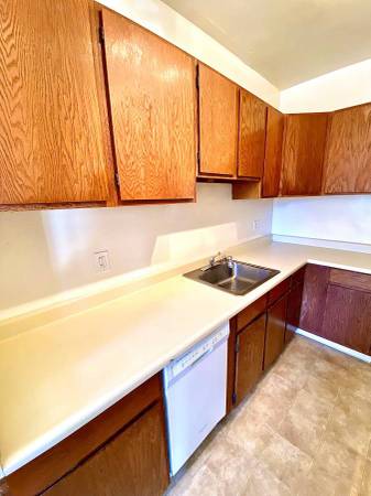 $2,550 / 1br - 850ft2 - MASSIVE 1 bedroom CORNER UNIT with Lake Meritt VIEWS + HARDWOOD FLOORS (oakland lake merritt / grand)63658079622915124