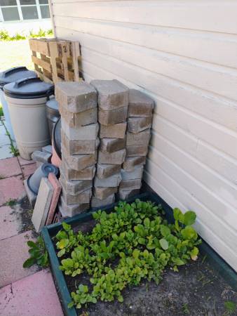 Retainer wall rock 1