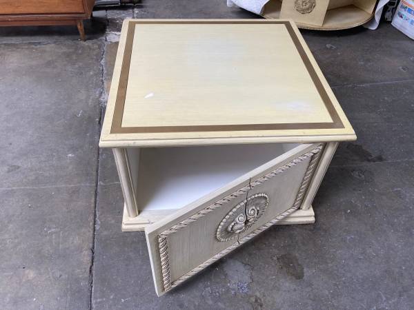 20"H, 30"L, 30"W, Wood corner couch table 1