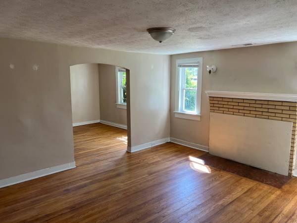 $1,100 / 3br - Rental (Hendersonville)64029373935747122