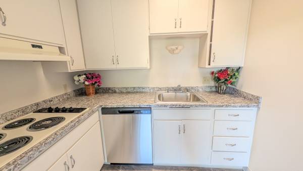 $2,785 / 2br - 875ft2 - New Vinyl Plank Floor, New Carpet, Bright, Airy, Gated Community (alameda)63880134860929123
