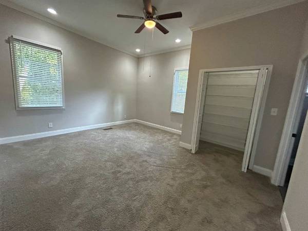 $1,100 / 3br - 1712ft2 - This gorgeous unit features tall ceilings, floor to ceiling sliding.63964128929923123