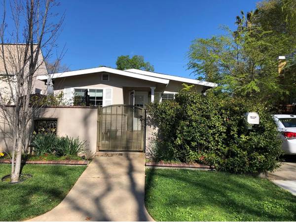 $2,200 / 2br - Cute house for rent (Med center)64044027921795120