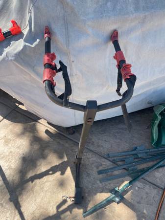 1 bicycle rack. Hitch mounted 1