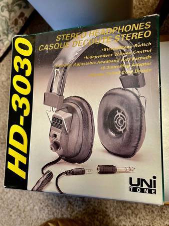 Stereo Headphones with volume control and Stereo/mono switch 1