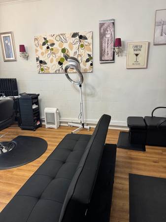 $600 / 200ft2 - Salon Suite / Chair for Rent - Perfect for Stylist (Lincoln Park)63898731709698124