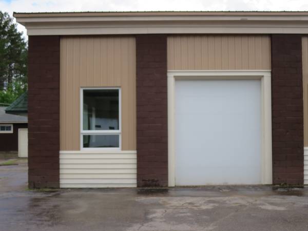 Ely, MN large heated business space, 10 x 12H door, 1753 sq’. 1