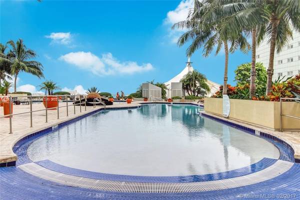 $2,800 / 642ft2 - Vizcayne Downtown Miami Large Studio looking at the Bay & Pool (Downtown Miami)63906442719747120