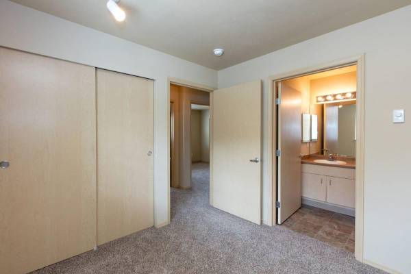 $1,810 / 4br - 1194ft2 - Cozy Studio With Utilities Included & In-Unit Laundry! (Vancouver)63820763032449120