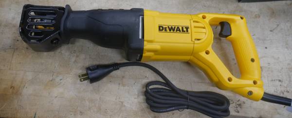 DEWALT DWE304 V.S. RECIPROCATING SAW  1 1/8' STROKE 29MM 120V CORDED 8 1
