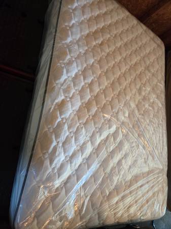 Full Size Beautyrest Mattress - Like New 1