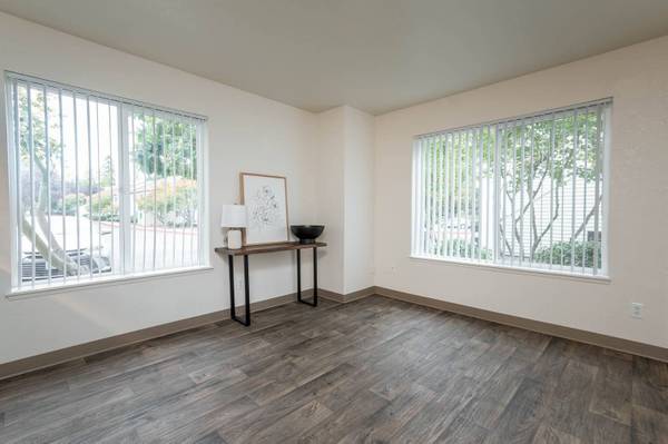 $1,600 / 2br - 982ft2 - Stop by today and check out our lovely 982 sq ft, 2 bed / 1.5 bath! (Portland - Near Mt. Tabor Park)63999316113155124