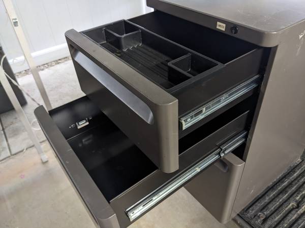 Herman Miller three drawer file cabinet - $95 (Cathedral City)62918312376321122
