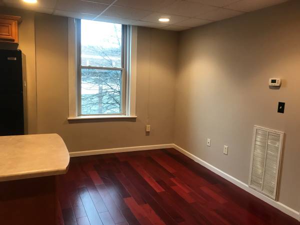$1,200 / 2br - 950ft2 - Great downtown loft - 2x1-  Athens (Includes water, sewer and parking) (Athens, TN)63993218899971122