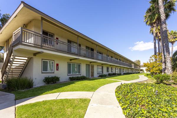$1,825 / 1br - 740ft2 - Live the Beach Lifestyle in this Charming 1 Bedroom with Pool & Parkin (Oceanside)63819410423169122