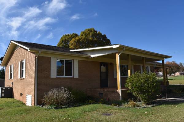 $1,600 / 3br - Highland Area Two Full Bath with Covered proch and patio (Greenville)63661238703873120