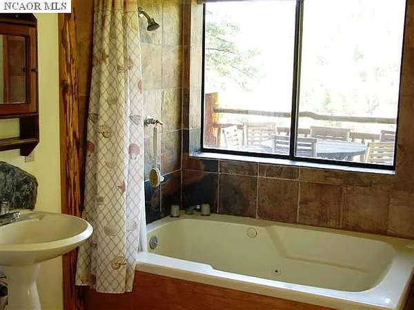 $4,699 / 6br - 2980ft2 - 3 bedroom one bath with huge basement 1 min to grizzly school (nevada city)63977855676674121