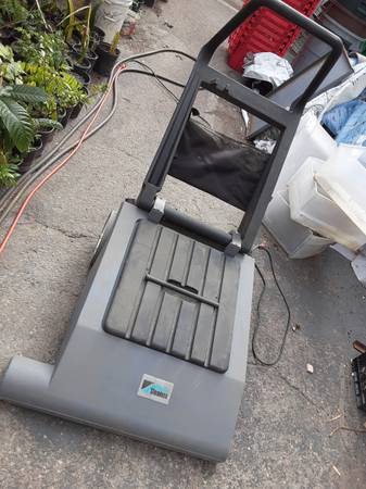 * OUTDOOR PUSH SWEEPING MACHINE KEEPS SIDEWALKS CLEAN 1