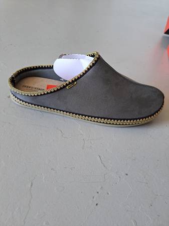 Deer Stags Men's Wherever Slipperooz Grey M size 16 - $20 (Lincoln Heights)63471470637315120
