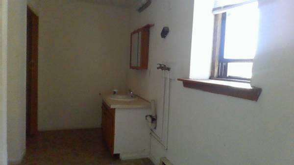 $1,500 / 2br - LARGE ROOMS WDHK CLOSETS NEW FLOOR and RUGS (Catasauqua)64010161163651124