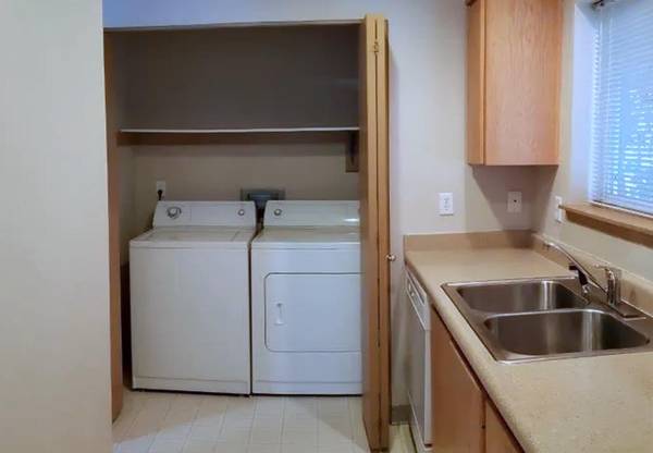 $1,550 / 2br - Small-town Charm, Near Shopping & Dining | 2 Bed Apt in Popular Area (East Portland)63867269783299123