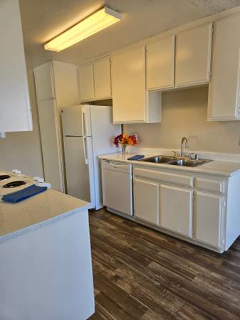$2,245 / 2br - Heights Square Apts.! 2x2! W/D en unidad! Aire acondicionado y calefacción central! (El Cajon)63841344649475124
