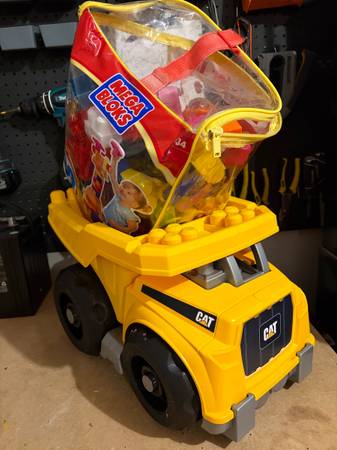 Mega Blocks Dump Truck and Some Blocks 1