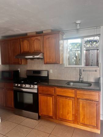 $1,995 / 400ft2 - Estudio amplio (¡incluye servicios!) (san leandro)63833987781889121