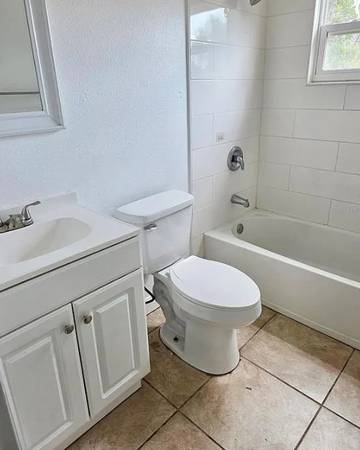 $1,100 / 2br - 850ft2 - 2 bed 1 bath 2-plex with 850 sf. Off MLK (405) and S. Park Ave. w/ fen (Titusville)63823720946817121
