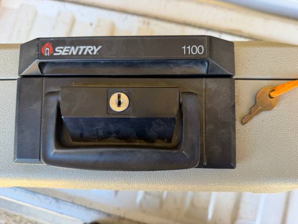 Sentry locking safe 1