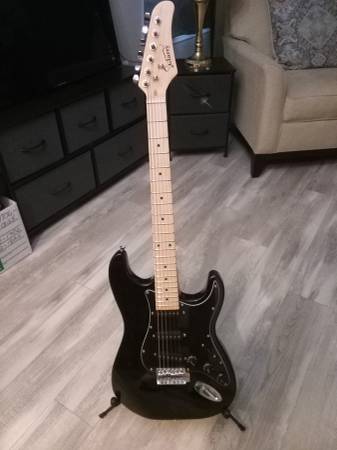 LIKE NEW Stratocaster style guitar w/gig bag, strap, cord and picks 1