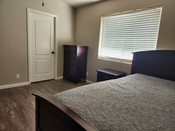 $900 / 1br - Habitación principal con baño privado, servicios e internet incluidos en alquiler (Red Cliff's)63932587943171122