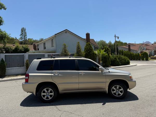2006 Toyota Highlander Clean title Passed Smog 3rd Row Seats! - $4,950 (Orange County)63435874288259123