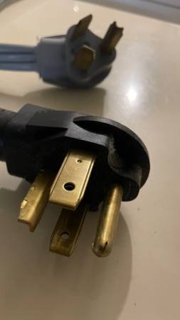 3 or 4 Prong Plug 1