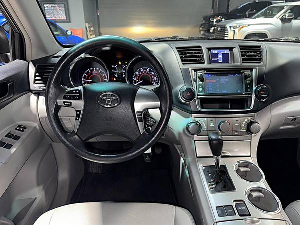 2013 Toyota Highlander Sport Utility - $11995.00 (vallejo / benicia)63654699417859124
