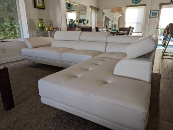 New 105x77 sectional  couch / free delivery 1