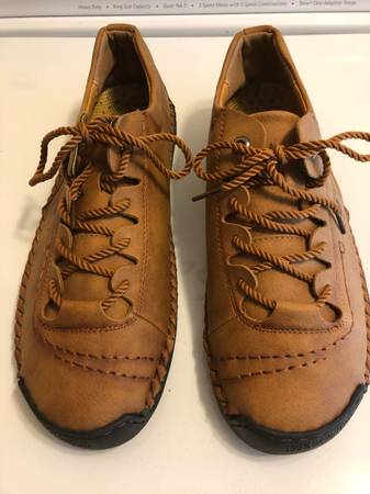 Nuevos zapatos para hombre - Talla 10 - $50 (Ozark)63440421040515123