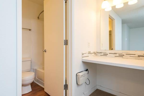 $2,196 / 3br - 1150ft2 - Gorgeous light filled 1150 Sq Ft, 3 Bed, 2 Bath with beautiful view! (Tigard - Wilsonville, King City, Sherwood)63831682708867124