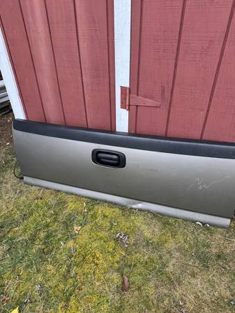 99 to 06 Chevy gmc tailgate 1